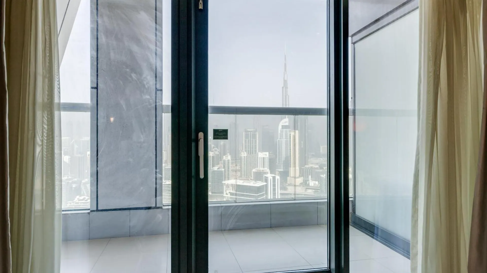 Globalstay Damac Towers By Paramount In Business Bay Dubai